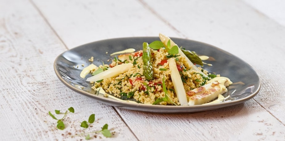 Halloumi grillé avec asperges et couscous – - Recette